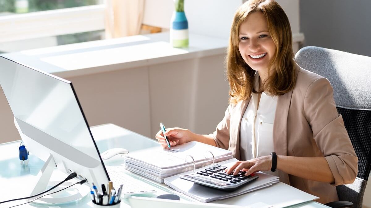 The Tipping Point: A Strategic Guide to DIY vs. Outsourced Accounting